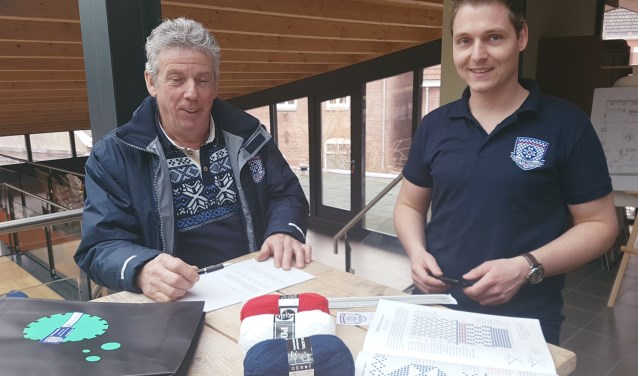 Johan Klein Gunnewiek (l) en Kevin Voerman van de Sociëteit Grolse Wanten met het breipakket. foto: Kyra Broshuis