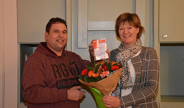 Hanny Schennink kreeg van instructeur Alfred Hietkamp haar diploma uitgereikt. Foto: Rob Verkerke