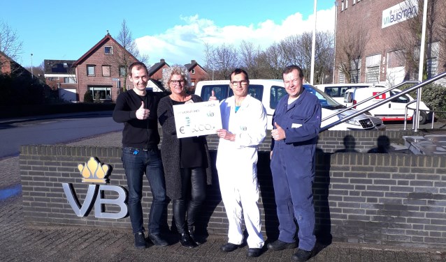 Sylvia met de bestuursleden Hans Klein Hesselink, Arjan te Bokkel en Eddie Wesselink. Bestuurslid Appie Scheers ontbreekt op de foto. Foto: PR