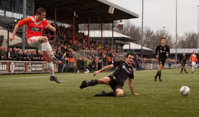 Justin de Zwart probeert tevergeefs een voorzet van Longa'30-aanvaller Thomas Kerperien te blokken. Zijn teamgenoten Drejton Pepa en Cornelis Hofman (achtergrond) en de Lichtenvoordse verdediger Dirk Harmelink kijken toe. Foto: Marco ter Haar.