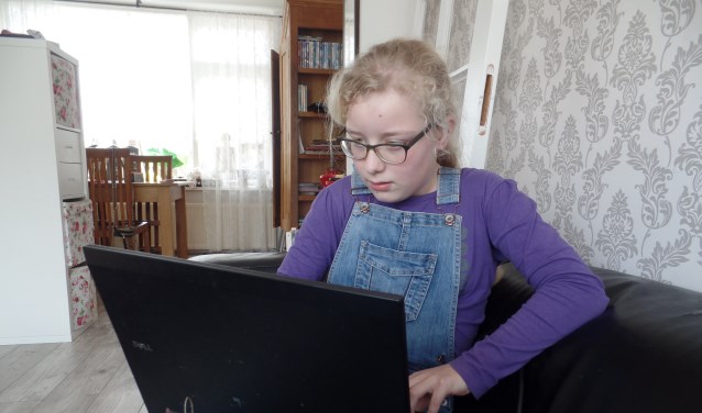 Thirza Nijsink schrijft iedere dag wel een stukje aan haar boek. Foto: Meike Wesselink