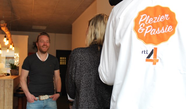 Michaël Lammers, één van de initiatiefnemers van de Escaperoom Groenlo, legt voor de camera uit waarom het zo leuk is. Foto: Kim Froeling