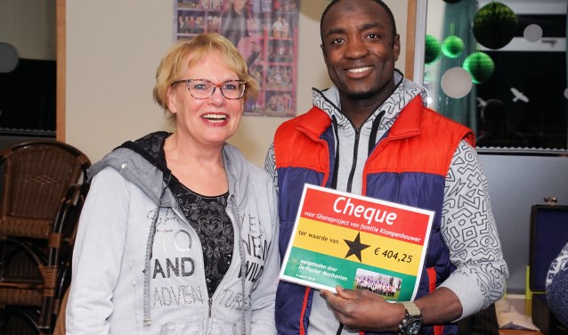 Een mooie cheque voor het Ghana-project. Foto: Frank Vinkenvleugel