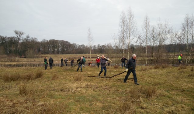 Vrijwilligers steken de handen uit de mouwen. Foto: Rob Stevens.