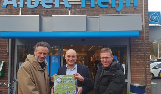 Bas Wallerbosch temidden van John Ligtenberg (links) en Stan Raben, namens de organisatie van de voetbalplaatjesactie. Foto: Henri Walterbos