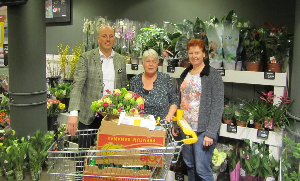 Bouke Hollak, Anneke Aalderink en Nancy Weevers na 1 minuut winkelen bij Hollak Zelhem. Foto: PR