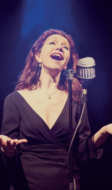 Nadja Filtzer zingt Piaf in het Doopsgezinde Kerkje. Foto: PR