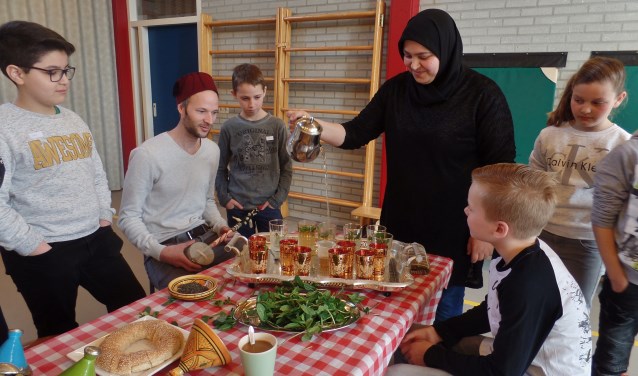 Demonstratie muntthee inschenken door Touria El Jaroudi, met Paul Knuivers als aandachtig toeschouwer.. Foto: Henri Walterbos