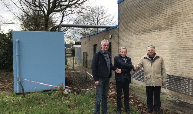 Antoon Peters (BIR), Ton van de Giessen (EnergieK) en Frits van Lochem (Stichting Exploitatie Meekenesch) hebben niet alleen symbolisch de handen ineen geslagen. Foto: PR.