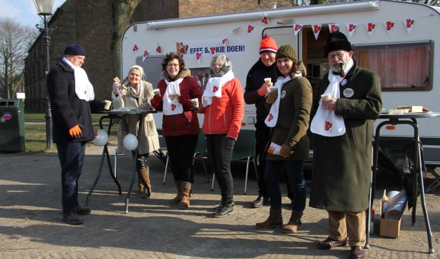 De VVD-caravan trekt door Bronckhorst. Foto: Liesbeth Spaansen
