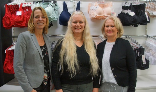 Eigenaresse Diana Hogeweg (m) samen met medewerksters Wendy Nijhoff (l) en Yvonne Meulenbeek. Foto: Bernadet te Velthuis
