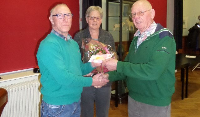 Gerrit Eggink (r) ontvangt onder toeziend ook van zijn vrouw Willy uit handen van voorzitter Bertus Nijenhuis van EHBO Vorden een attentie. Foto: PR.