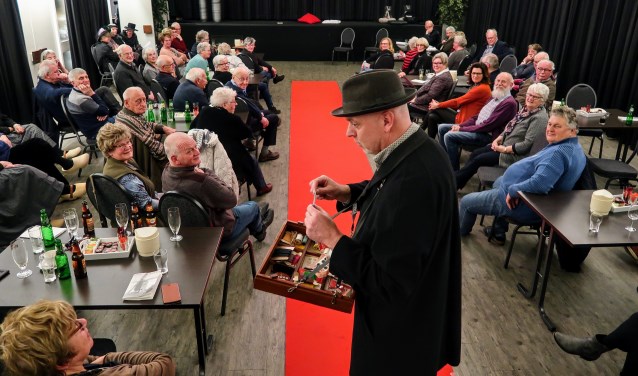 De garenman, één van de figuren op de rode loper tijdens de kledingshow van de Oudheidkundige Vereniging. Foto: Luuk Stam