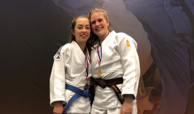 Jonna Groot Zevert (links) en Naomi Loffeld in de prijzen op NK. Foto: Antoinette Hennink.