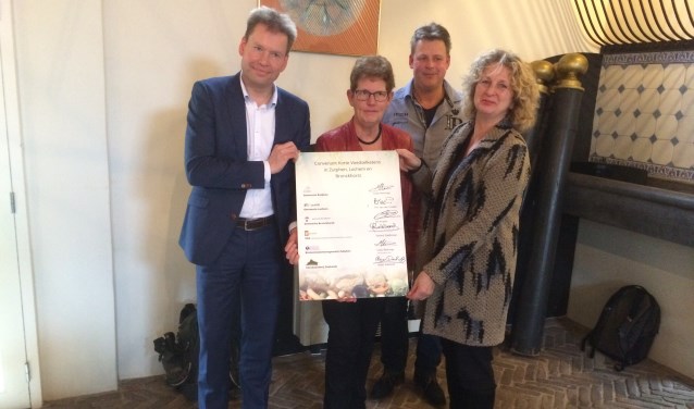 V. l.n.r.: wethouder Jan Engels (Bronckhorst), wethouder Coby Pennings (Zutpen), Gerard Zoetbrood (Vereniging Streekproducten Achterhoek en Liemers) en wethouder Trix van der Linden (Lochem). Foto: PR