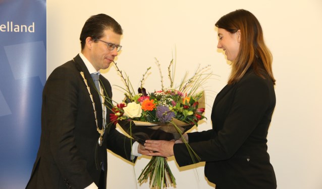 Marina Stel wordt welkom geheten door de burgemeester. Foto: Jaime Lebbink