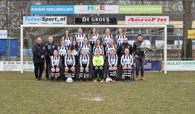 Dames van Zelhem MO-19 met sponsor. Foto: PR