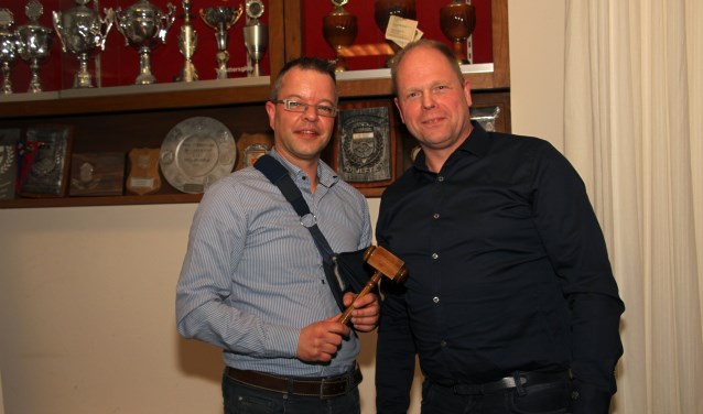 John Rondeel geeft de voorzittershamer over aan Martijn Pietersen. Foto: Liesbeth Spaansen