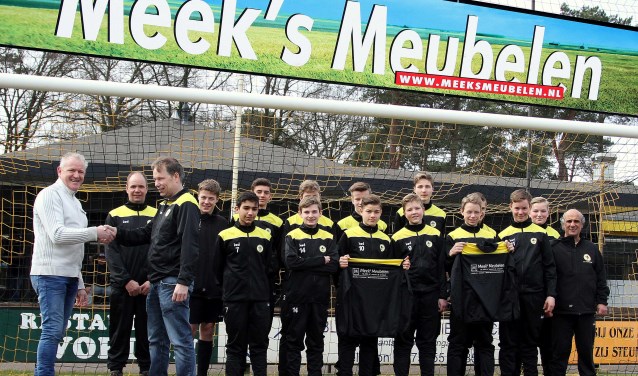 Hans Wullink van Meeks Meubelen bedankt door coach Ferdy van Ditshuizen. Foto: PR
