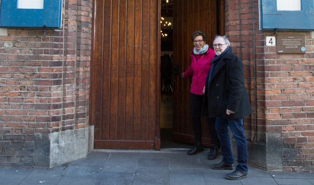 Saskia Beeftink en Ben Oosterink van het Gilde openen de deur naar de Burgerzaal. Foto: Paul Ploegman