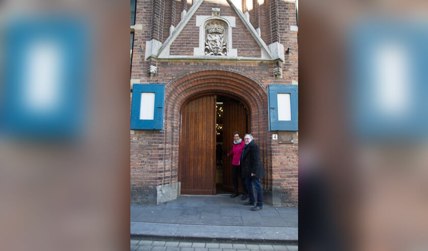 Saskia Beeftink en Ben Oosterink van het Gilde openen de deur naar de Burgerzaal. Foto: Paul Ploegman