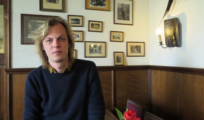 Schilder/schrijver Jonah Falke op een van weemoed vervulde, geliefde plek: bij Van Hal in Voorst. Foto: Josée Gruwel.