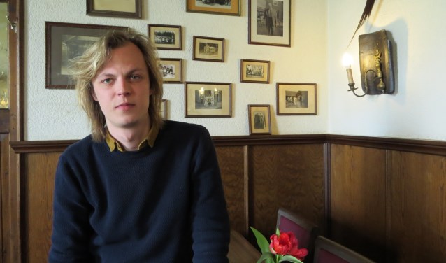 Schilder/schrijver Jonah Falke op een van weemoed vervulde, geliefde plek: bij Van Hal in Voorst. Foto: Josée Gruwel.