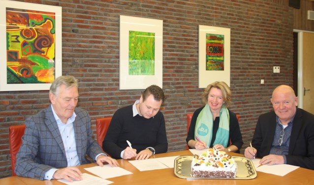Ondertekening intentieovereenkomst 'werk aan de woning’ door Toon Lamers (Kruiswerk Achterhoek), Jeroen aan het Rot (verduurSaam energieloket), Patricia Hoytink-Roubos (wethouder gemeente Berkelland) en Henk Meulenkamp (ProWonen). Foto: Gemeente Berkelland