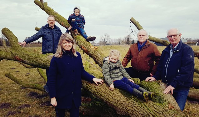 Van links naar rechts Paul Wallerbos, Maria van der Post, Job Tank, Aaf Tank, wethouder René Hoijtink en Willy Vaags bij de eerste elementen van de natuurspeelplek in Stadspark De Grolse Weiden. Foto: Kyra Broshuis