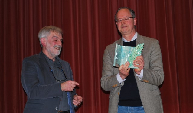 Renée Nijhof ontvangt de prijs voor het boek 'In het voetspoor van Heuvel'. Foto: Margreet Nusselder