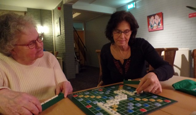 Willy Christiani (l) en Talina Brouwer achter het scrabble bord. Foto: Jan Hendriksen.
