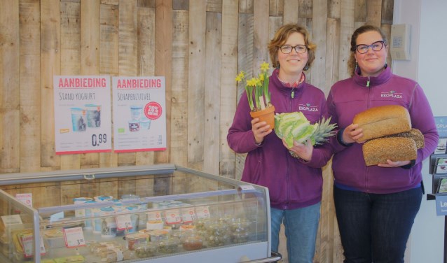 Mika (links) en Daphne in hun winkel. Foto: Lydia ter Welle