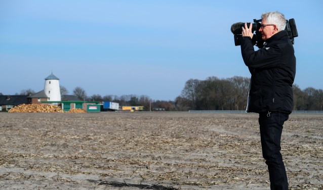 Rudie Kreunen en zijn camera op vertrouwd terrein; de akkers rondom de Varsselring in Hengelo. Foto: Luuk Stam