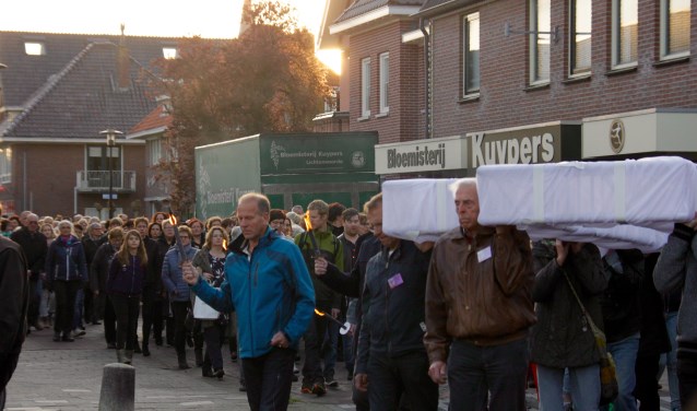 Passion Lichtenvoorde start met een stille tocht met het kruis, vanaf de Markt. Foto: Eveline Zuurbier.