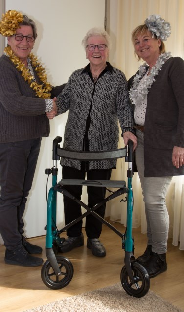 Mevrouw Gijsbers is blij met de nieuwe rollator. Foto: PR