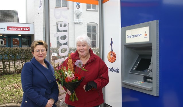 Mevrouw Brandenbarg (r) verrast bij pinnen bij nieuwe pinbox. Foto: Jan Knoef