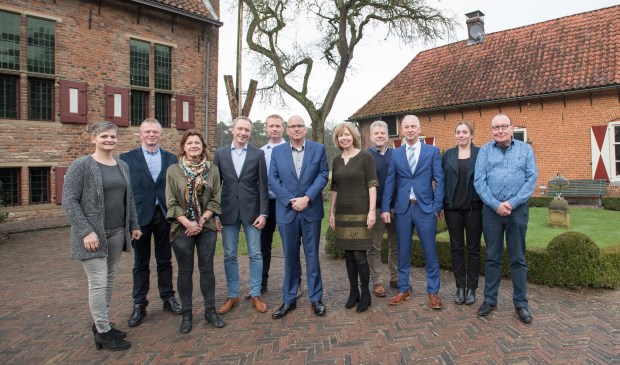 Van links naar rechts: Drea Gieling (Nr 9), Vincent Heuthorst (Nr 15), Ingrid Veenes (Nr 10), Paul Hilferink (Nr 3), Rob Veenes (Nr 5) Jeroen Berends (Nr 2), Ingrid Lambregts (Nr 1), Ruud Veldkamp (Nr 4), Willem te Kampe (Nr 8), Suzan ter Heijne (Nr 11), Bennie Ernst (Nr 14). Foto: PR