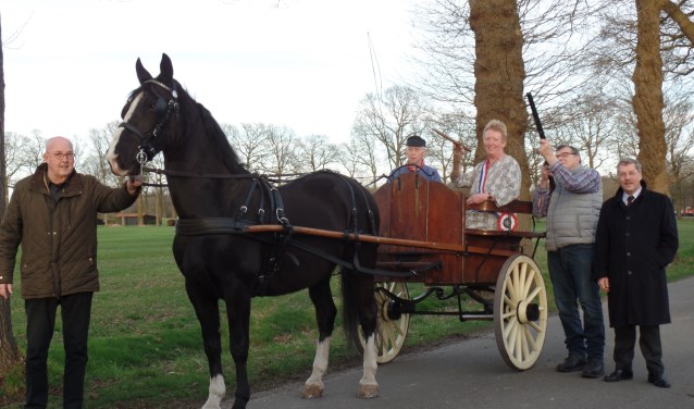 V.l.n.r. De 'slapende' Keizerin Gerrie Enzerink-Hendriksen in de dogcart van Johan Heuvelink geflankeerd door Willem Oldenhave (met geweer) en oud-voorzitter Johan Norde(l) en de huidige voorzitter van Oranjevereniging Vorden Frank van Setten (r). Foto: Jan Hendriksen