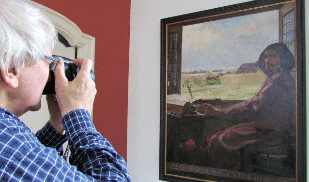 Fotografen van museum De Scheper in Eibergen maakten deze week in Utrecht foto’s van het onbekende Sluiterschilderij, dat is vervaardigd door Frans Oerder. Foto: PR