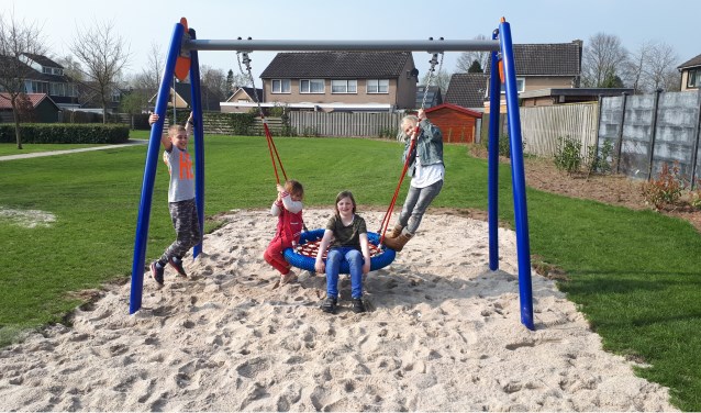 De nieuwe schommel op de Vriezenkamp. Foto: Waltraud Wensink