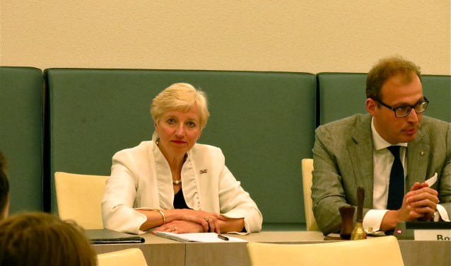 Informateur Maria Martens en burgemeester Mark Boumans. Foto: Bert Vinkenborg