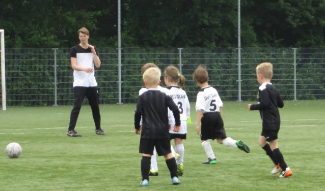 Voetballlertjes van de voetbalschool tijdens een training. Foto: PR