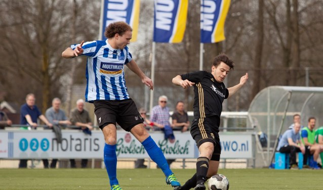 Drejton Pepa in duel met BWO-aanvaller Timo Voss. Foto: Marco ter Haar