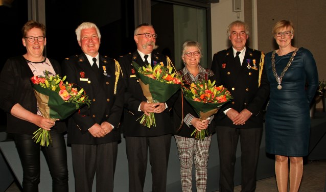 Koninklijke onderscheidingen uitgereikt in Bronckhorst. V.l.n.r. Jannie en Henk Lubbers, Bennie Massen, Thea en Theo Nibbelink en burgemeester Marianne Besselink. Foto: Liesbeth Spaansen