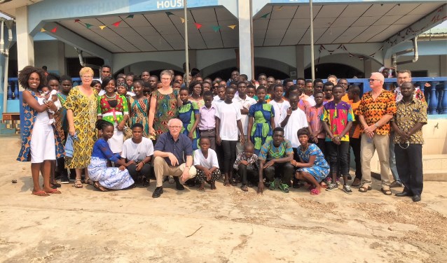 Groepsfoto bij het weeshuis in Ghana. Foto: PR