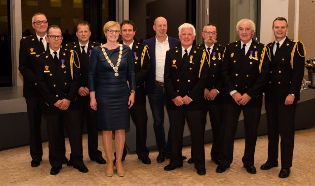 Jubilarissen en afscheidnemers v.l.n.r.: George Kersten, Jeroen Broekman, Eric Bulten, burgemeester Marianne Besselink, René te Velthuis, Arnold Grotenhuijs, Henk Lubbers, Bennie Massen, Theo Nibbeling en Dick de Vries (afd.hoofd Brandweerondersteuning). Foto: Achterhoekfoto.nl/Paul Harmelink