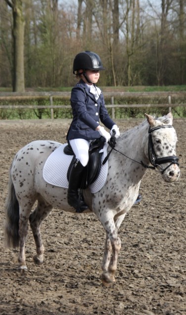 Julie Klein Egelink met Ceasar. Foto: Ilona Hendriks