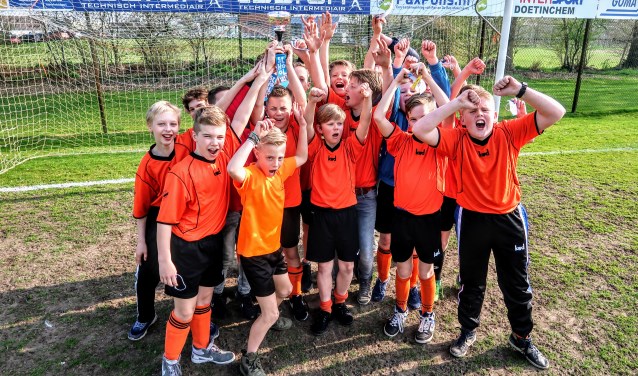 Het Hengelose schoolvoetbaltoernooi is gewonnen door de jongens van de St. Bernardusschool uit Keijenborg. Foto: Luuk Stam