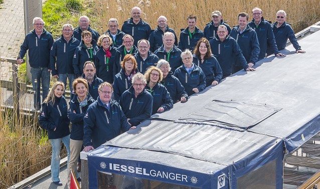 Schippers en gidsen Iesselganger strak in het pak. Foto: Henk van Raaij