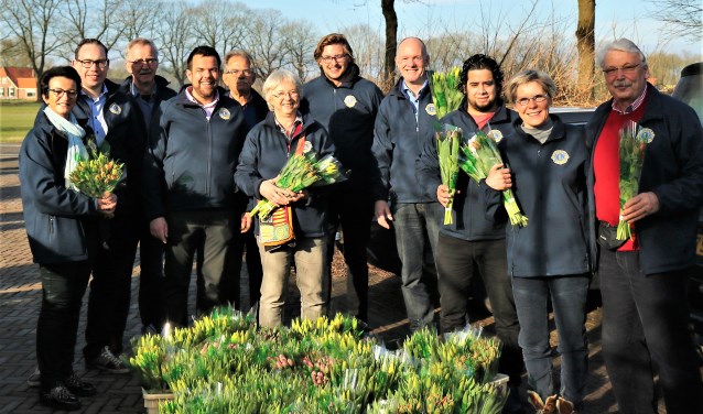 Leden van de Lionsclub Bronckhorst verkochten drieduizend bossen tulpen. Foto: PR